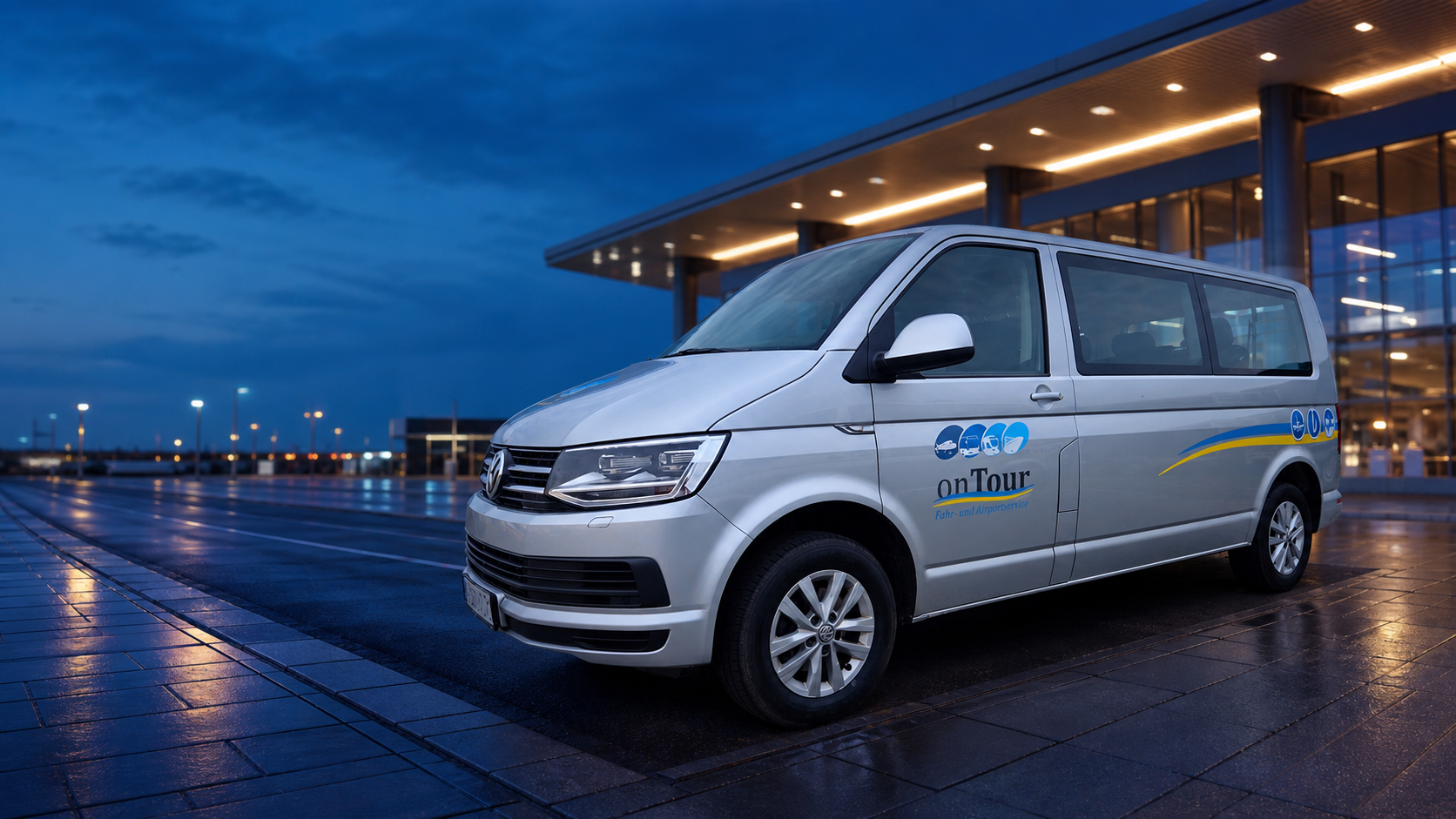 On-Tour-VW-Bus vor einer stilisierten Hamburg-Airport-Kulisse